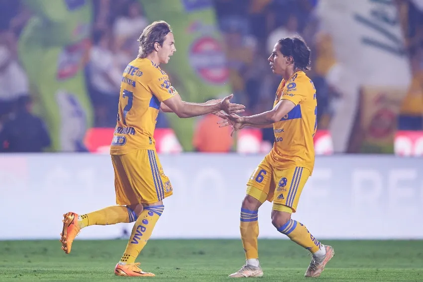 MEXSPORT Lainez en celebración de gol con Córdova