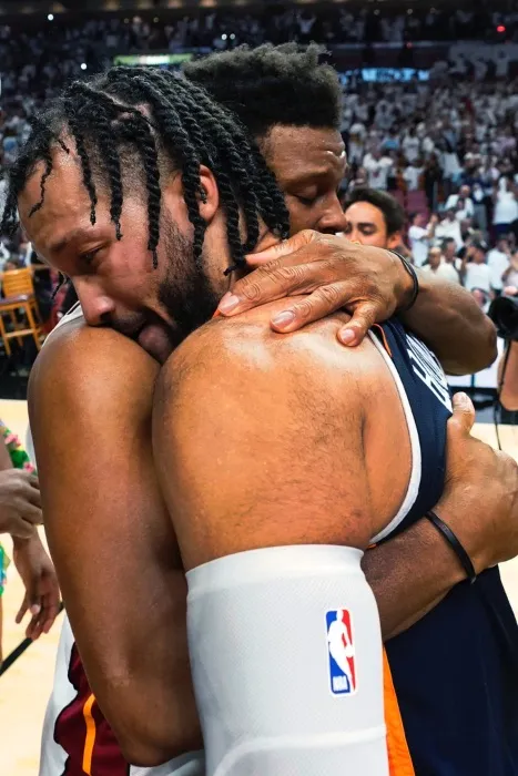 AP Jalen Brunson es abrazado por Kyle Lowry al acabar el partido