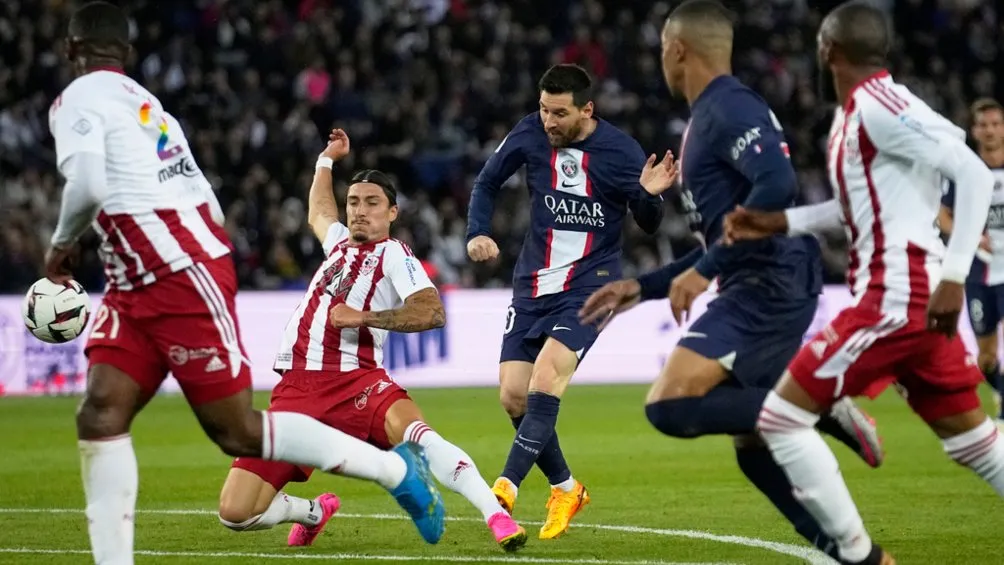 AP El delantero argentino intenta un disparo