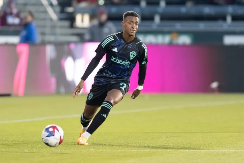 INSTAGRAM: @max_alves Max en un juego de Colorado