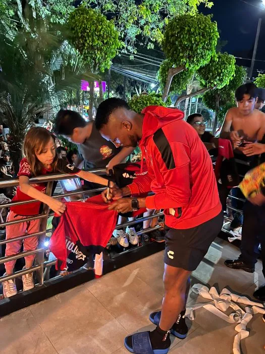 TWITTER @atlasfc Julián Quiñones firmando una playera a una seguidora
