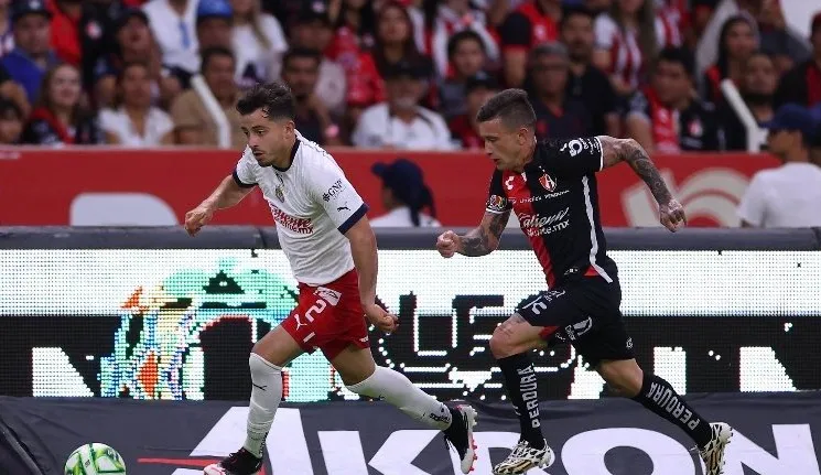 Twitter: @LIGABBVAMX Mozo y Lozano en disputa del balón en el juego de Ida