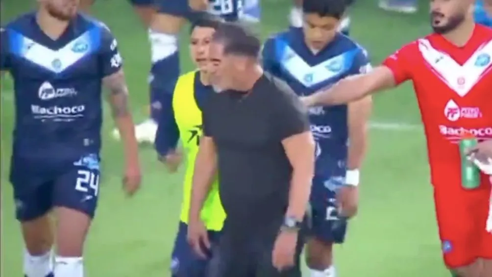 FOTO TOMADA DEL VIDEO Ramírez siendo calmado por sus jugadores