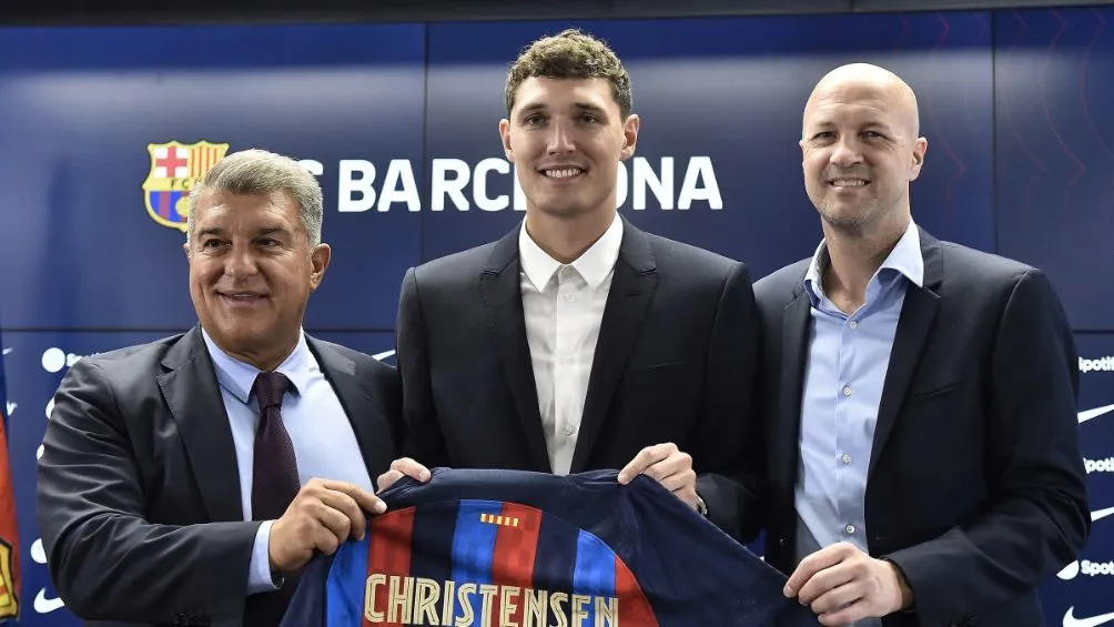 AP Cruyff junto a Laporta y Andreas Christensen