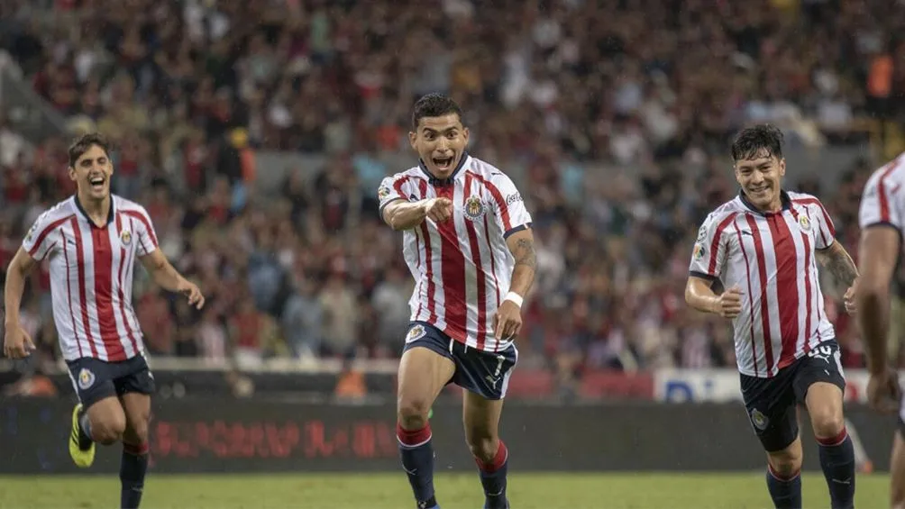 MEXSPORT Orbelín celebra gol con Chivas