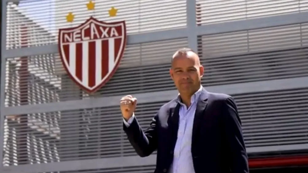 FOTO TOMADA DEL VIDEO Rafael Dudamel ya posa con el escudo del Necaxa