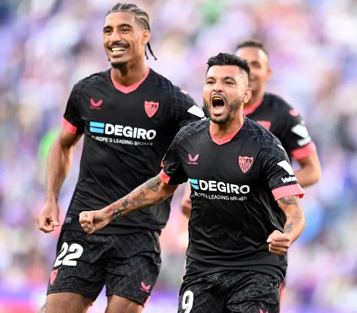 TWITTER @sevillafc Tecatito Corona celebra su gol en su regreso con el Sevilla