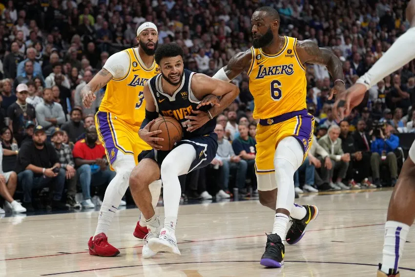 AP LeBron ante Murray en el Juego 2