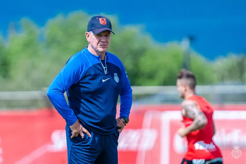 TWITTER: @RCD_Mallorca Vasco Aguirre con el Mallorca