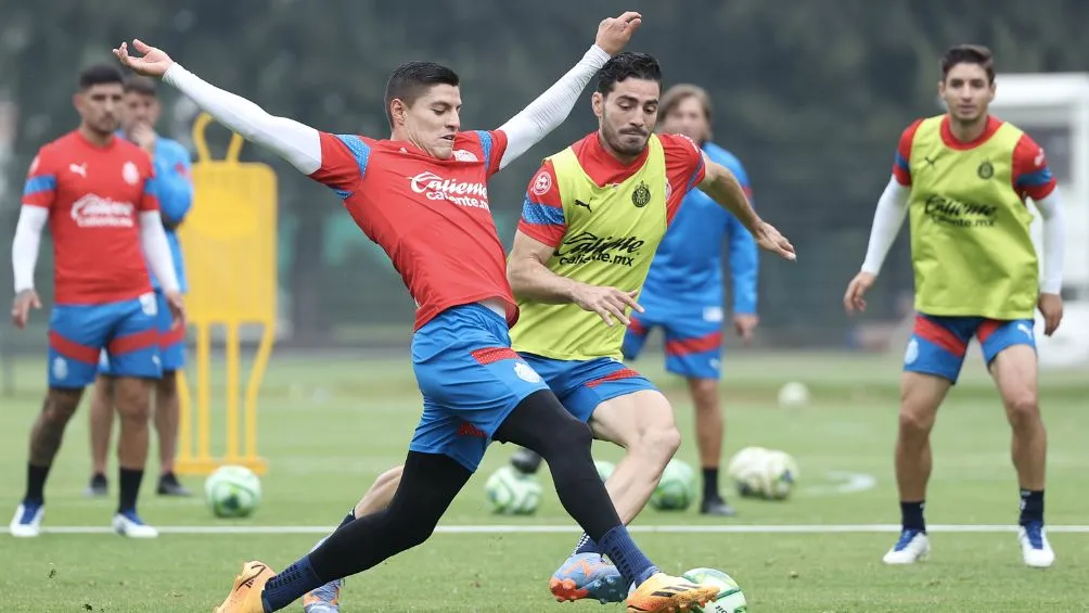 TWITTER: @Chivas Chivas en su último entrenamiento antes de hacer el viaje a Toluca