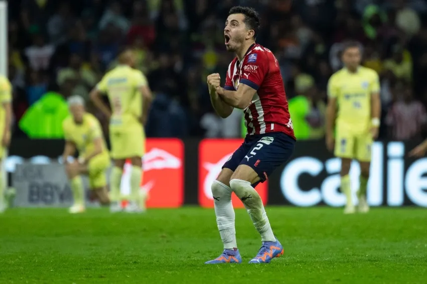 MIGUEL PONTÓN Mozo en celebración de gol
