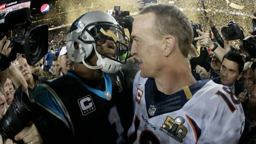 AP Cam Newton junto a Peyton Manning