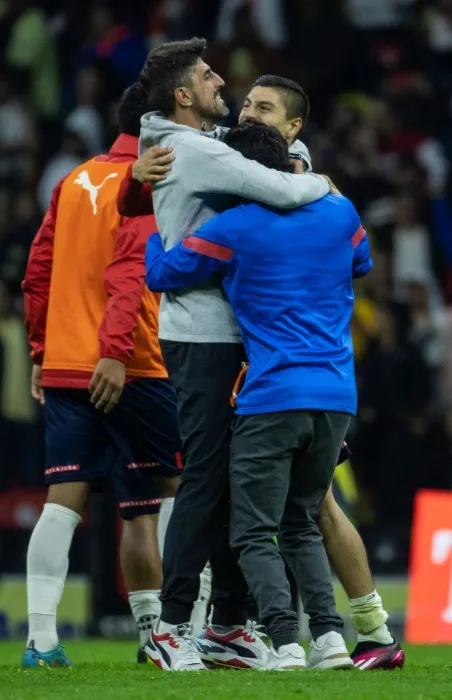 Miguel Pontón Veljko Paunovic celebra con su cuerpo técnico