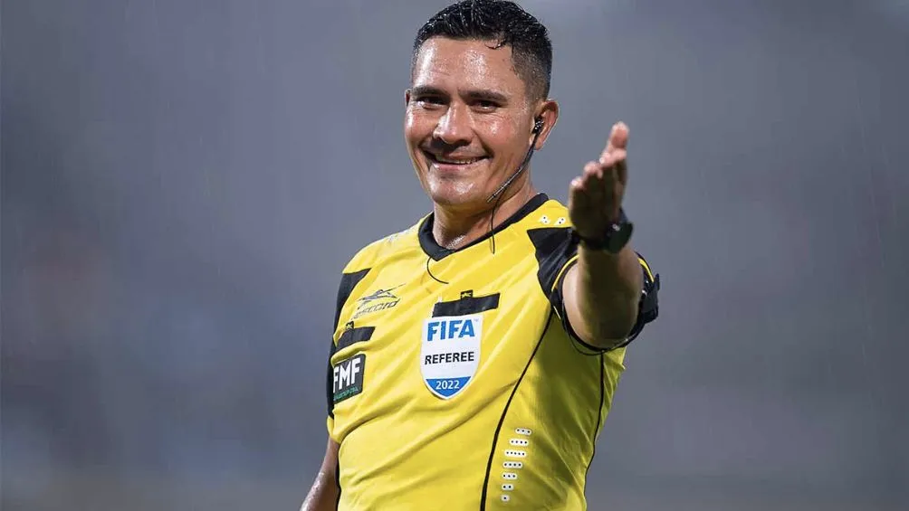 MEXSPORT El Cantante pitando un partido