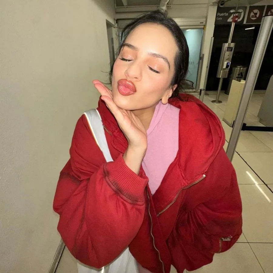 INSTAGRAM: @rosalia Rosalía mandando un beso