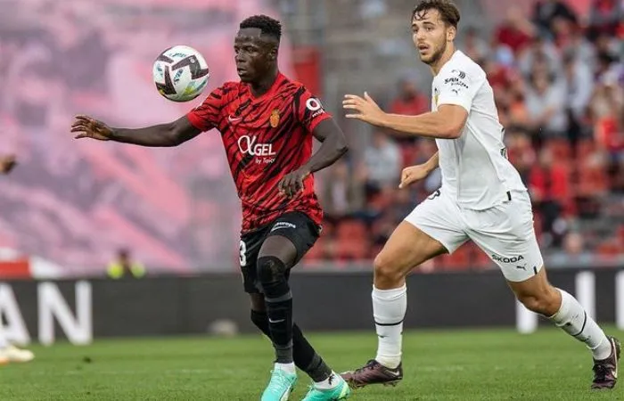 INSTAGRAM: @rcdmallorcaoficial Jugadores de Mallorca y Valencia disputando un balón