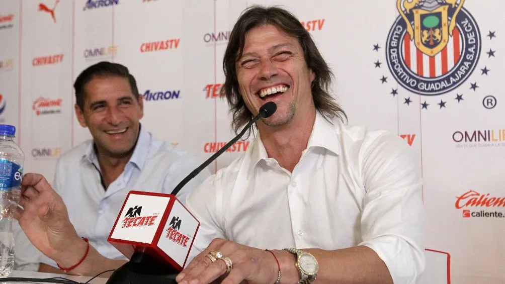 MEXSPORT Matías Almeyda ríe en una conferencia de prensa