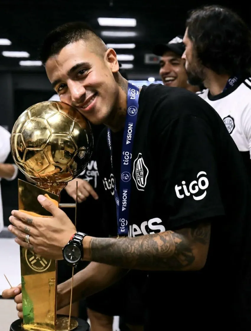 INSTAGRAM: @robert_ergas40 Ergas como jugador de Olimpia