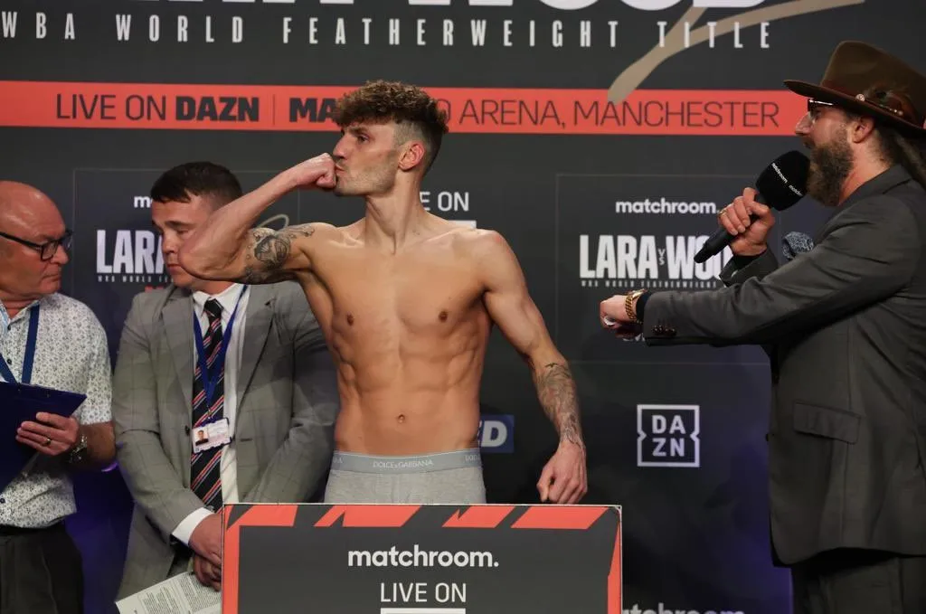TWITTER: @DAZNBoxing Bronco Lara perdió ante Leigh Wood