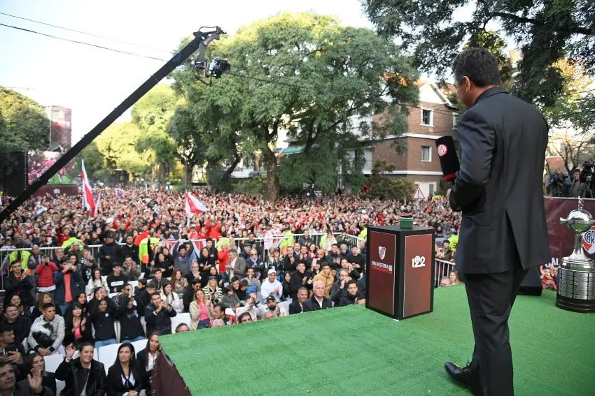 TWITTER: @@RiverPlate Muñeco Gallardo en la develación de su estatua