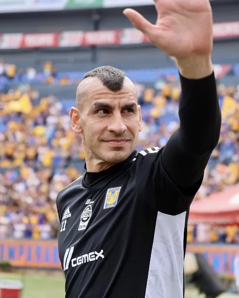 Twitter @TigresOficial Nahuel Guzmán saluda a la afición