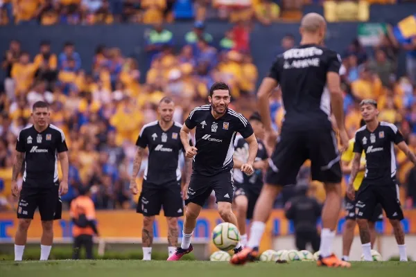 Twitter @TigresOficial Jugadores de Tigres durante el entrenamiento