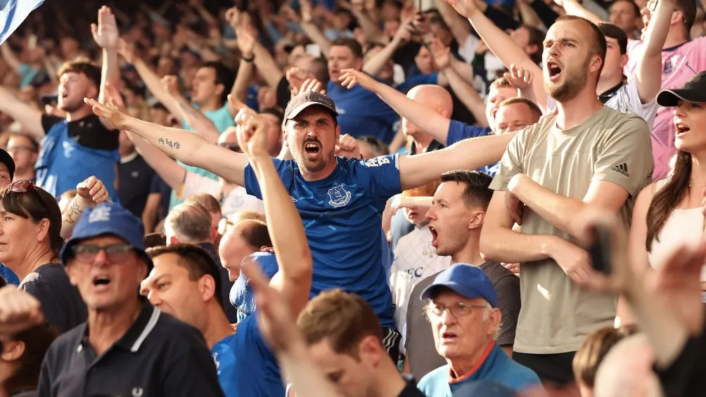 AP Los aficionados celebrando en Goodison Park