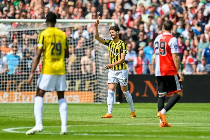 TWITTER @mijnvitesse Van Gikel celebra su gol durante el partido