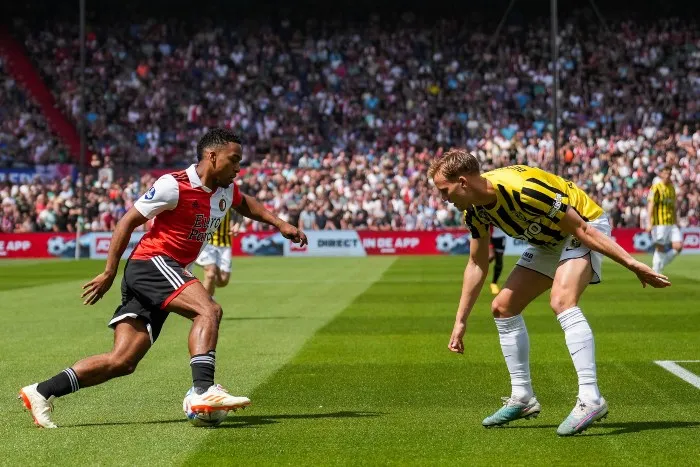 TWITTER @feyenoord Jahanbakhsh encara al rival en el encuentro contra Vitesse