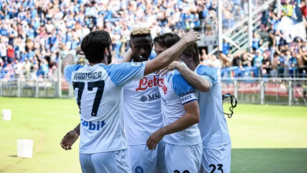 SCNAPOLI.it El equipo italiano celebra ante el Bolonia