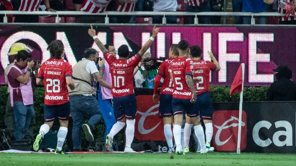 MIGUEL PONTÓN Chivas gana 2-0 al medio tiempo