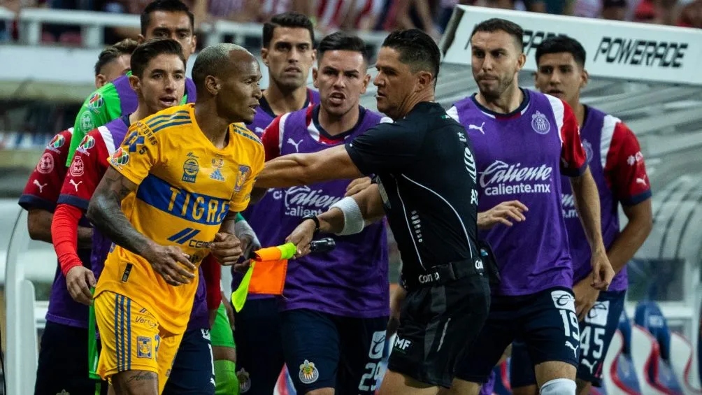 MIGUEL PONTÓN El futbolista pateó el esférico hacia la banca rojiblanca