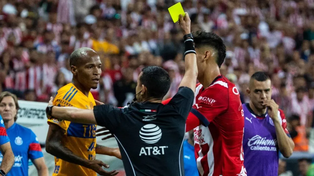 MIGUEL PONTÓN El árbitro terminó por amonestarlo