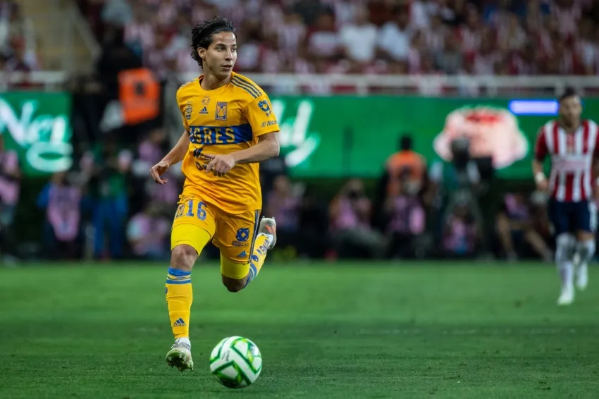 MIGUEL PONTÓN Lainez en la Gran Final ante Chivas