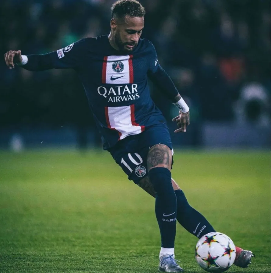 INSTAGRAM: @neymarjr Neymar dándole de 'rabona' al balon
