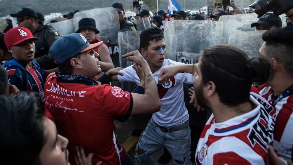 MIGUEL PONTÓN Aficionados del Rebaño en un encuentro con la policía previo al encuentro