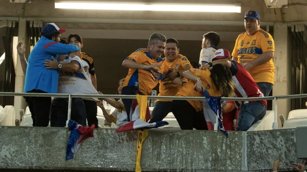 MIGUEL PONTÓN La afición de Chivas subía a los palcos para agredir a gente de Tigres