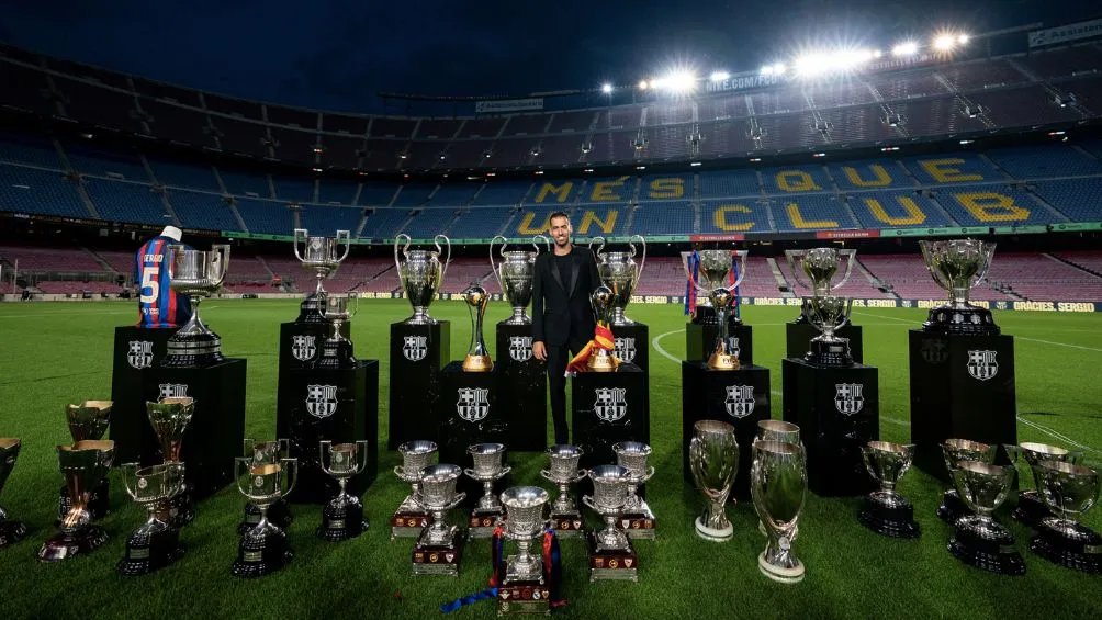 TWITTER: @FCBarcelona Busquets posando junto a sus campeonatos