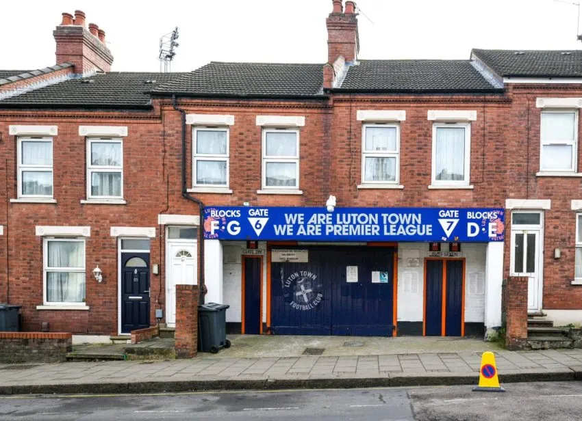 TWITTER: @LutonTown Entrada principal del Kenilworth Road