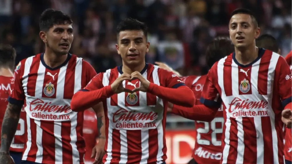 MEXSPORT Jugadores de Chivas festejan un gol