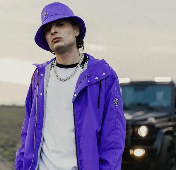 Twitter @ElPesoPluma Peso Pluma posa para una fotografía