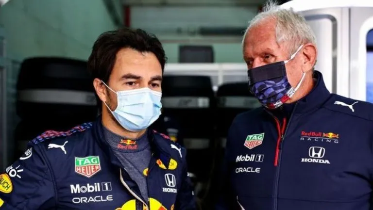 AP 'Checo' Pérez y Helmut Marko con Red Bull