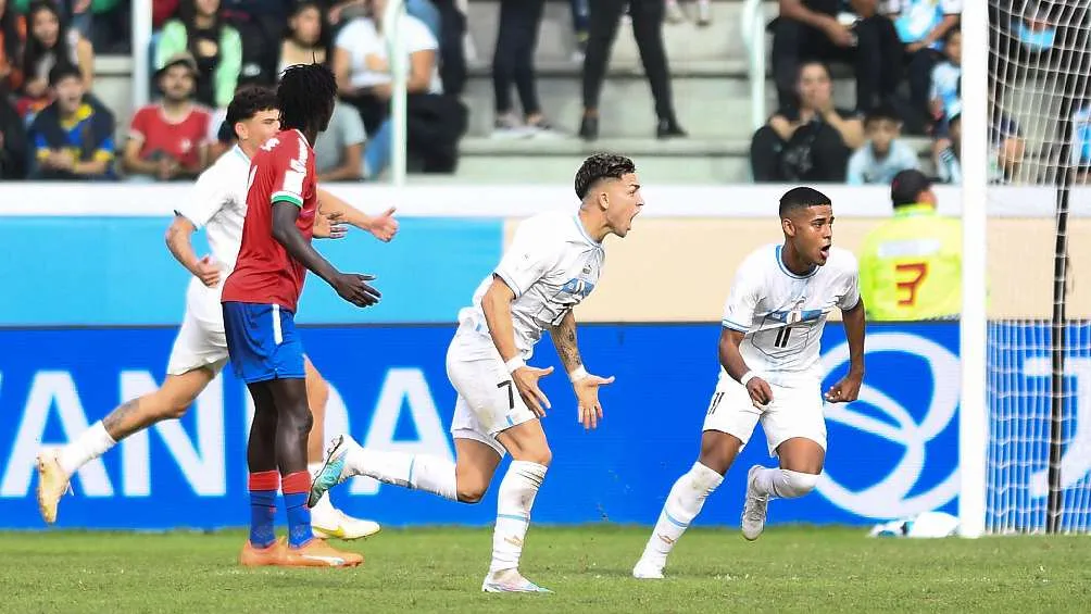 TWITTER @fifaworldcup_es El árbitro expulsó a dos jugadores en el primer tiempo