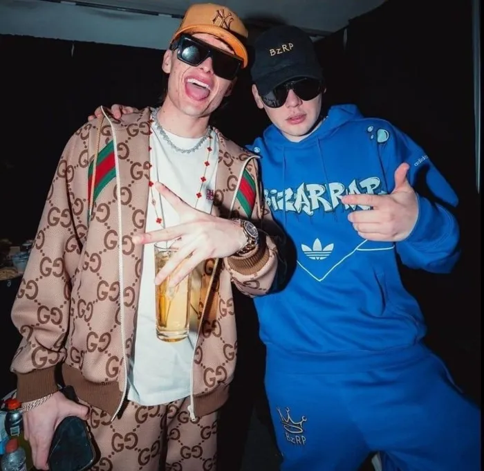 TWITTER @elpesopluma Peso Pluma y Bizarrap juntos durante un evento