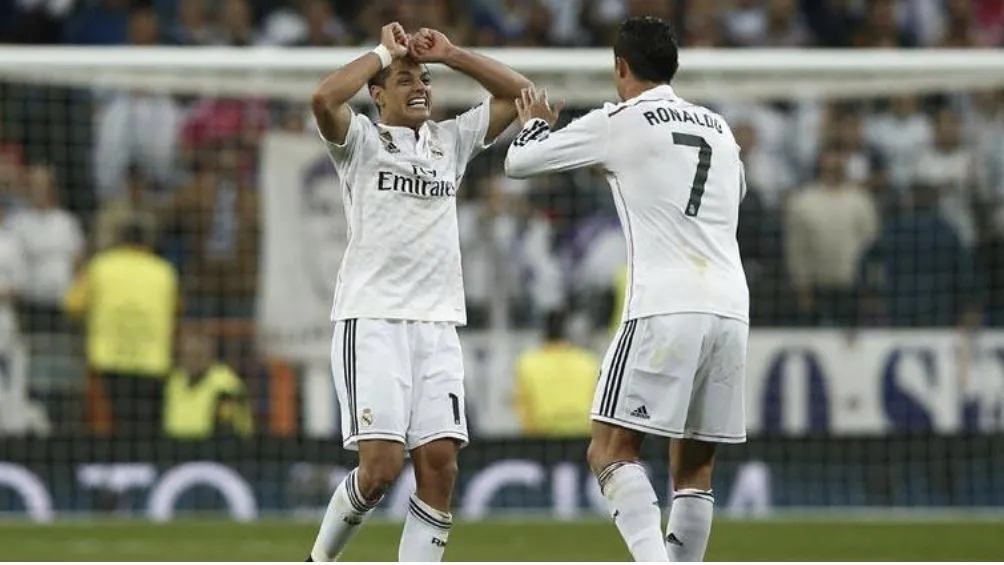 AP Cristiano Ronaldo celebra un gol de Chicharito