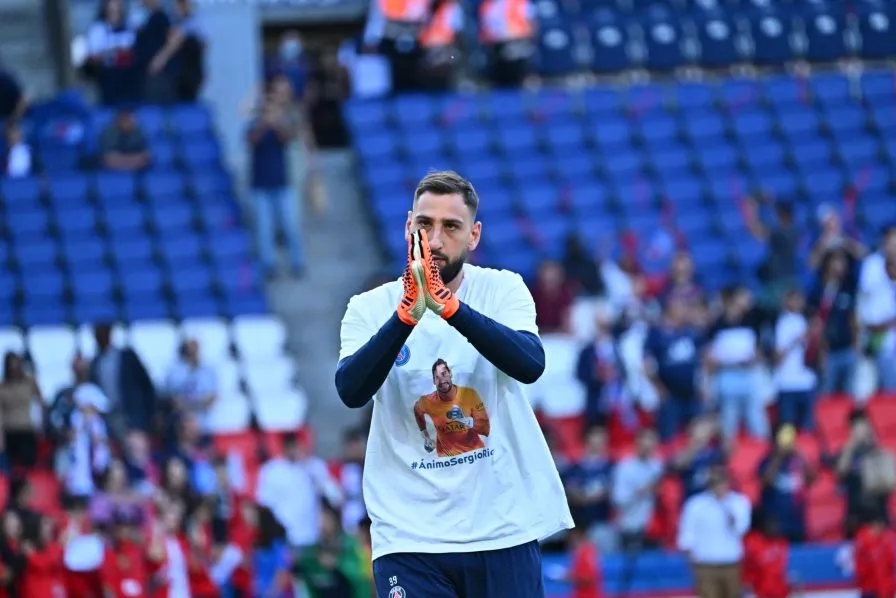 TWITTER: @PSG_inside Gianluigi Donnaruma con playera en homenaje a Sergio Rico