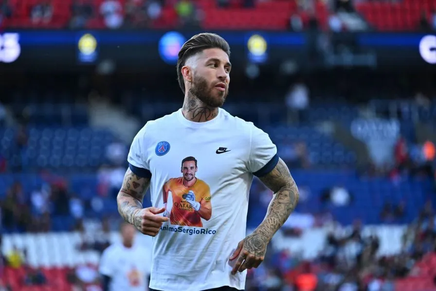 TWITTER: @PSG_inside Sergio Ramos con playera en homenaje a Sergio Rico
