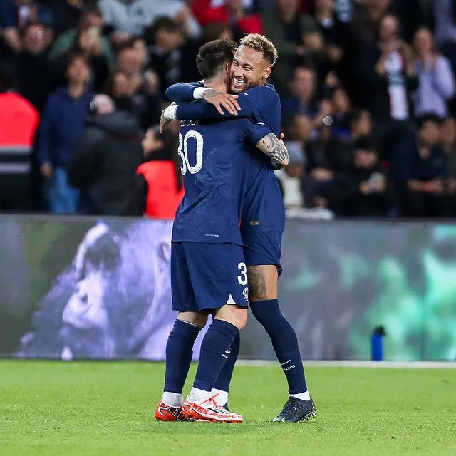 INSTAGRAM: @neymarjr Neymar y Messi abrazándose