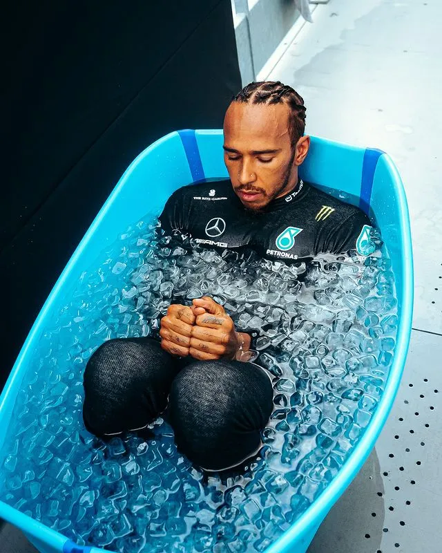 INSTAGRAM: @lewishamilton Lewis Hamilton en una tila con hielo