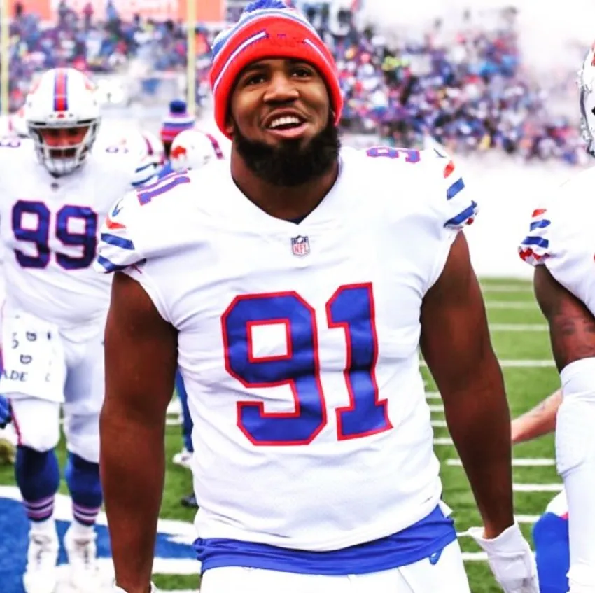 TWITTER: @edoliver_11 Ed Oliver extendió contrato con Bills